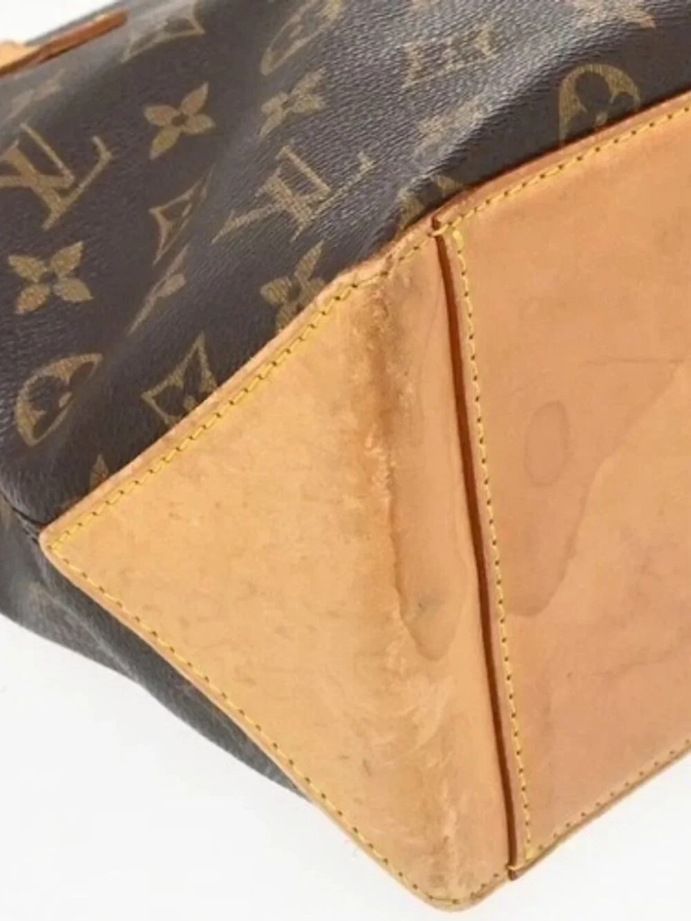 Louis Vuitton outside 	ab
